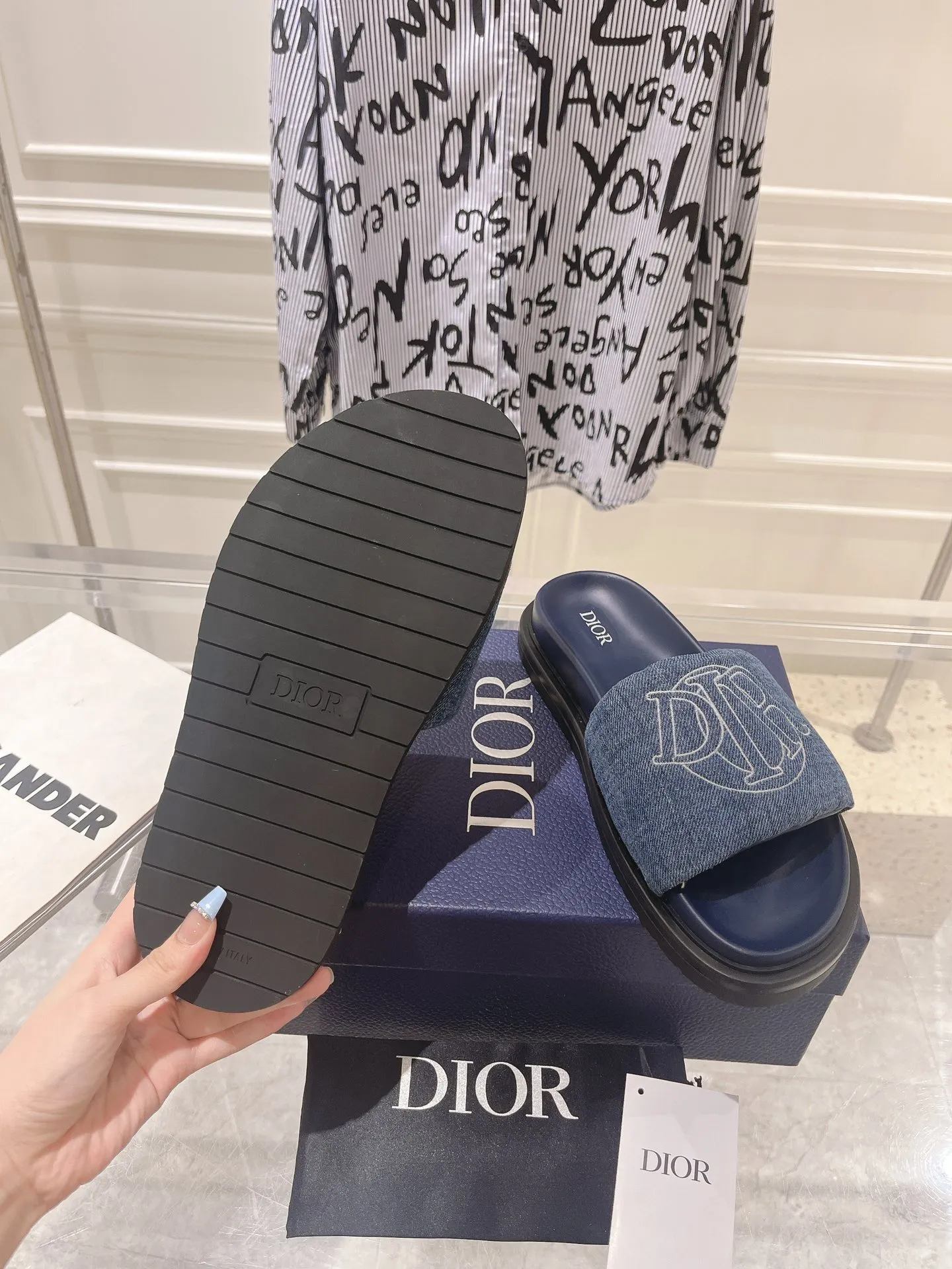 👟👟Ex-factory price 420👟👟 #Men's top version 𝐃𝐈𝐎𝐑# Dior's new men's summer slippers 🔥Purchase the original development Alias ​​sandals are new products in 2024. They are a leisurely and exquisite work. The upper is made of imported denim ➕ calfskin 🔥 Original molded rubber outsole provides the best comfort 🔥 ✔️Size: #38-46